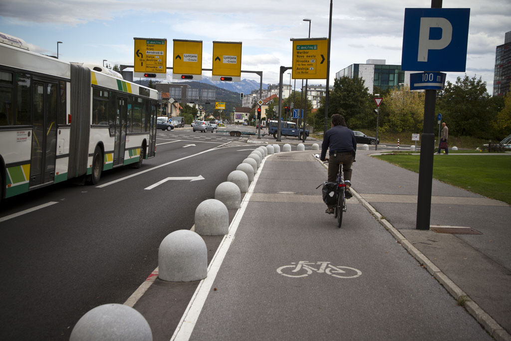 New cycle track in Ljubljana with an added barrier for the cars.